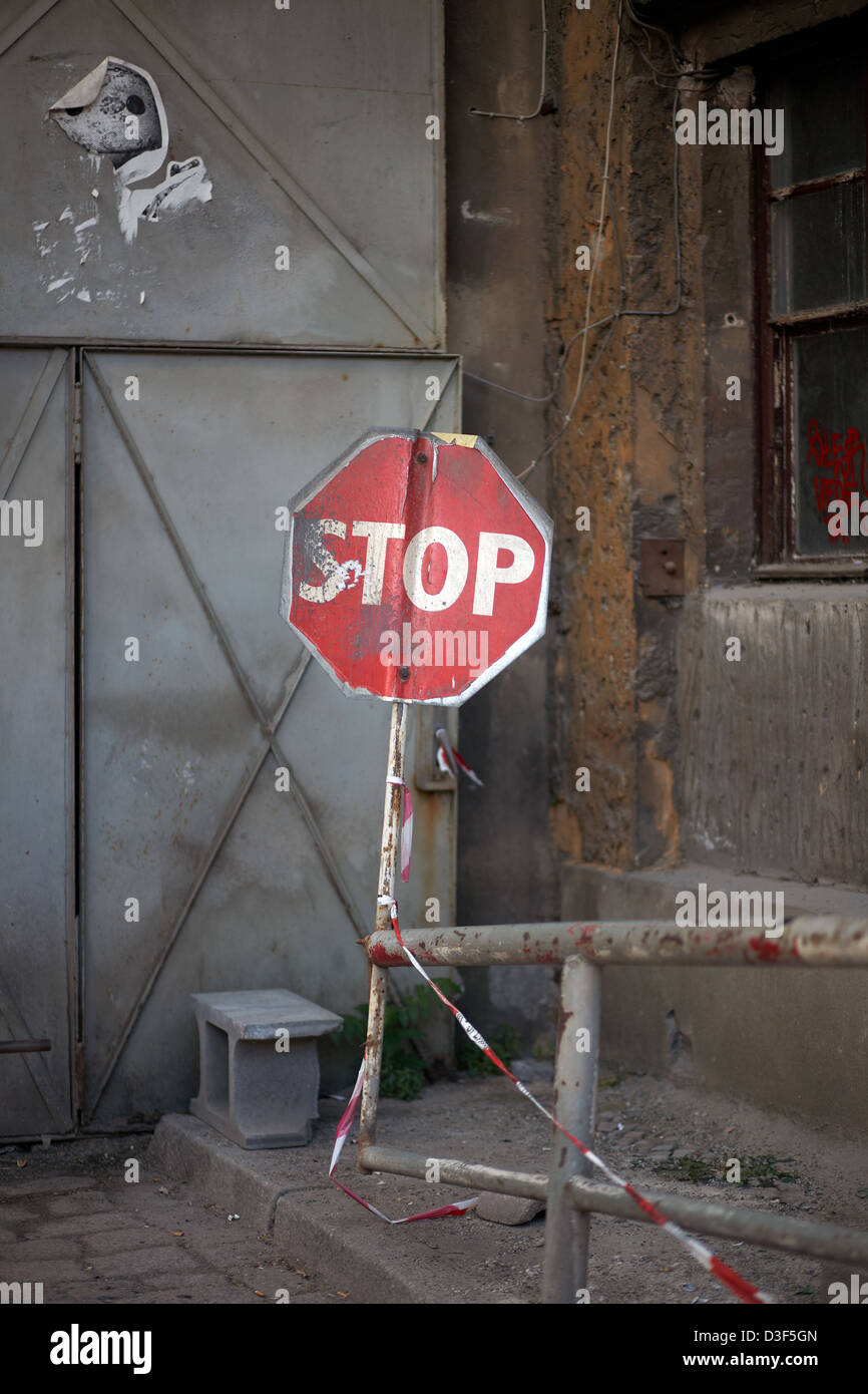 Berlino, Germania, gammeliges segno di stop in un cantiere di Berlin-Mitte Foto Stock