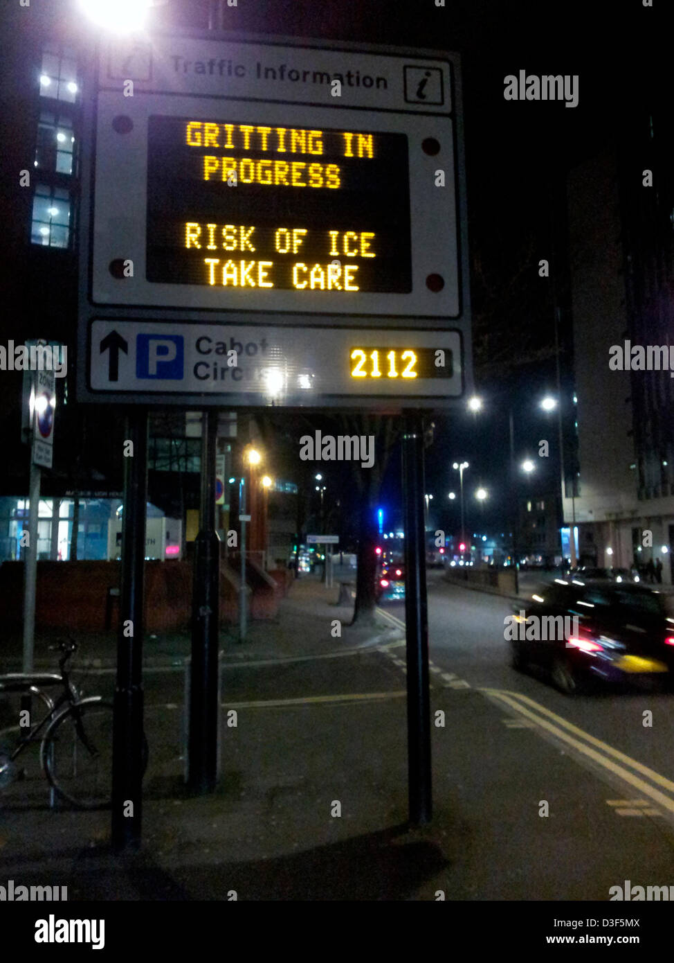 Bristol, Regno Unito. 18 Febbraio, 2013. Gritting in corso e la spia di ghiaccio sul traffico information board, centro città, Bristol, Regno Unito, Lunedì 18 Febbraio 2013 Foto Stock