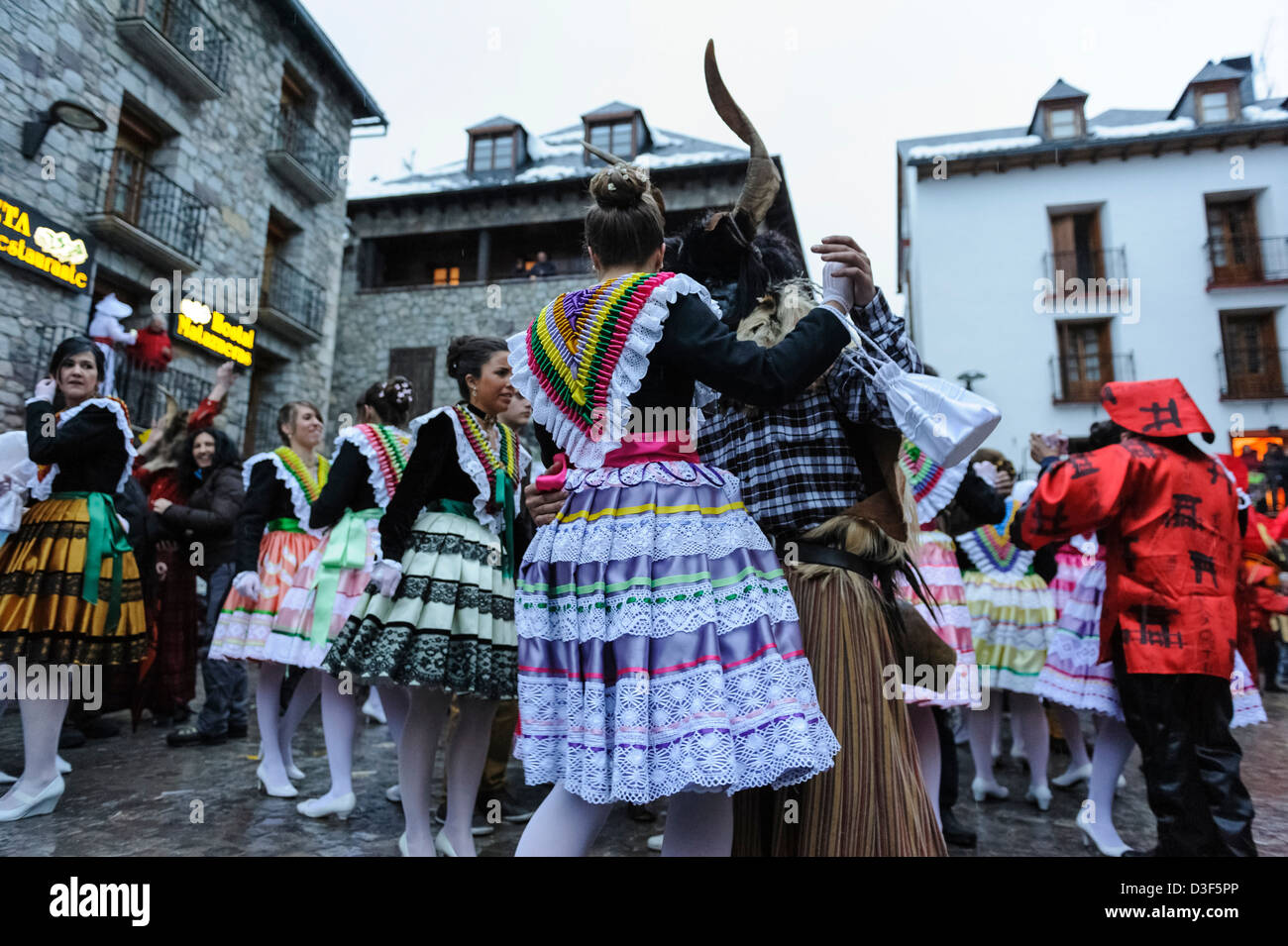 Il carnevale di Bielsa, uno dei più tradizionali di carnevale nei Pirenei, Aragona, Spagna. Foto Stock