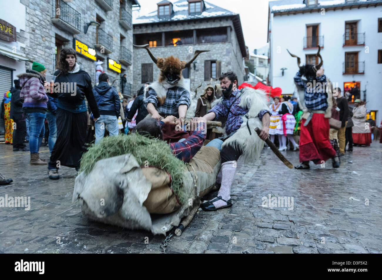 Il carnevale di Bielsa, uno dei più tradizionali di carnevale nei Pirenei, Aragona, Spagna. Foto Stock