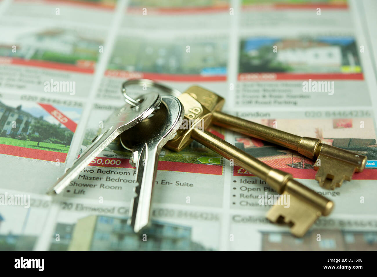 Close up, macro, micro fotografia delle chiavi di casa su annunci di immobili in vendita. Conceptual Agenti Immobiliari fotografia. Foto Stock