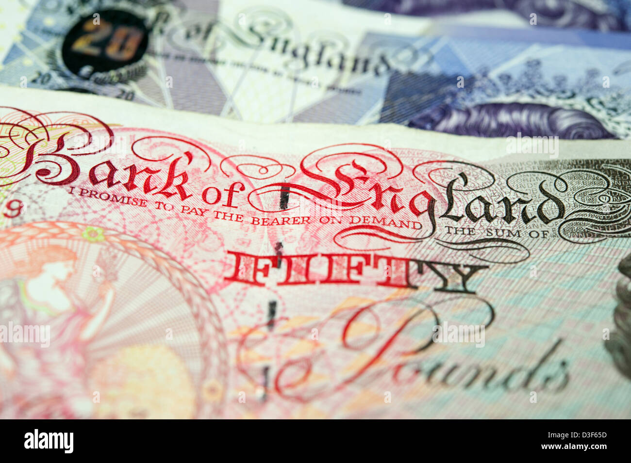 Vicino la foto di un British cinquanta pound bank nota sulla parte superiore di una ventina di pound nota. Foto Stock
