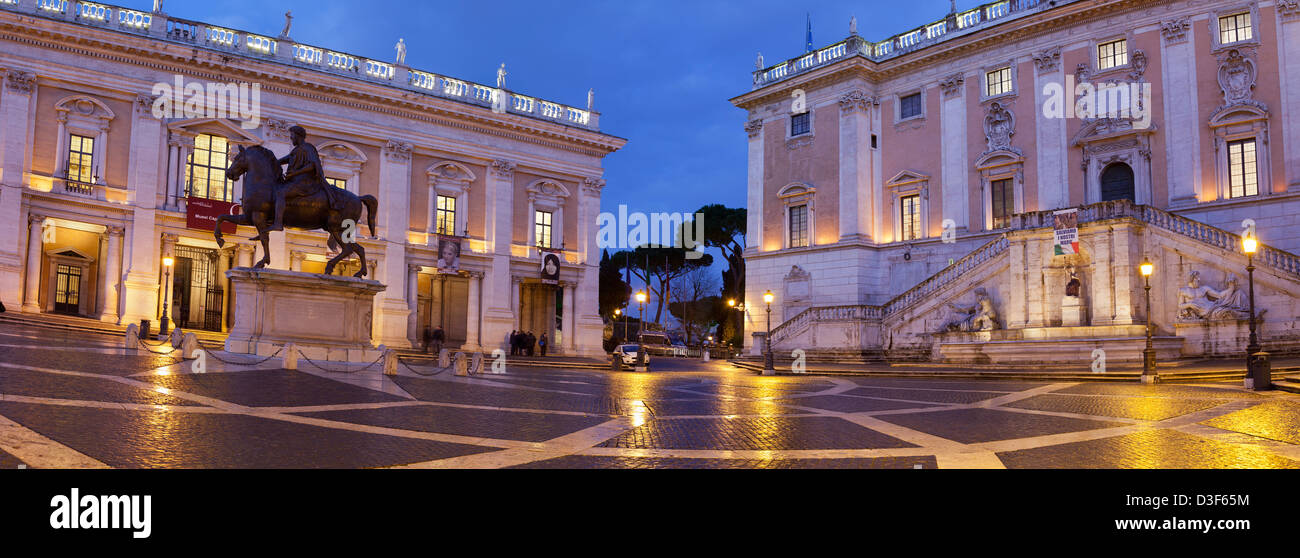 Piazza del Campidoglio, sulla sommità del colle capitolino, con la facciata del Palazzo Senatorio e la replica del st equestre Foto Stock