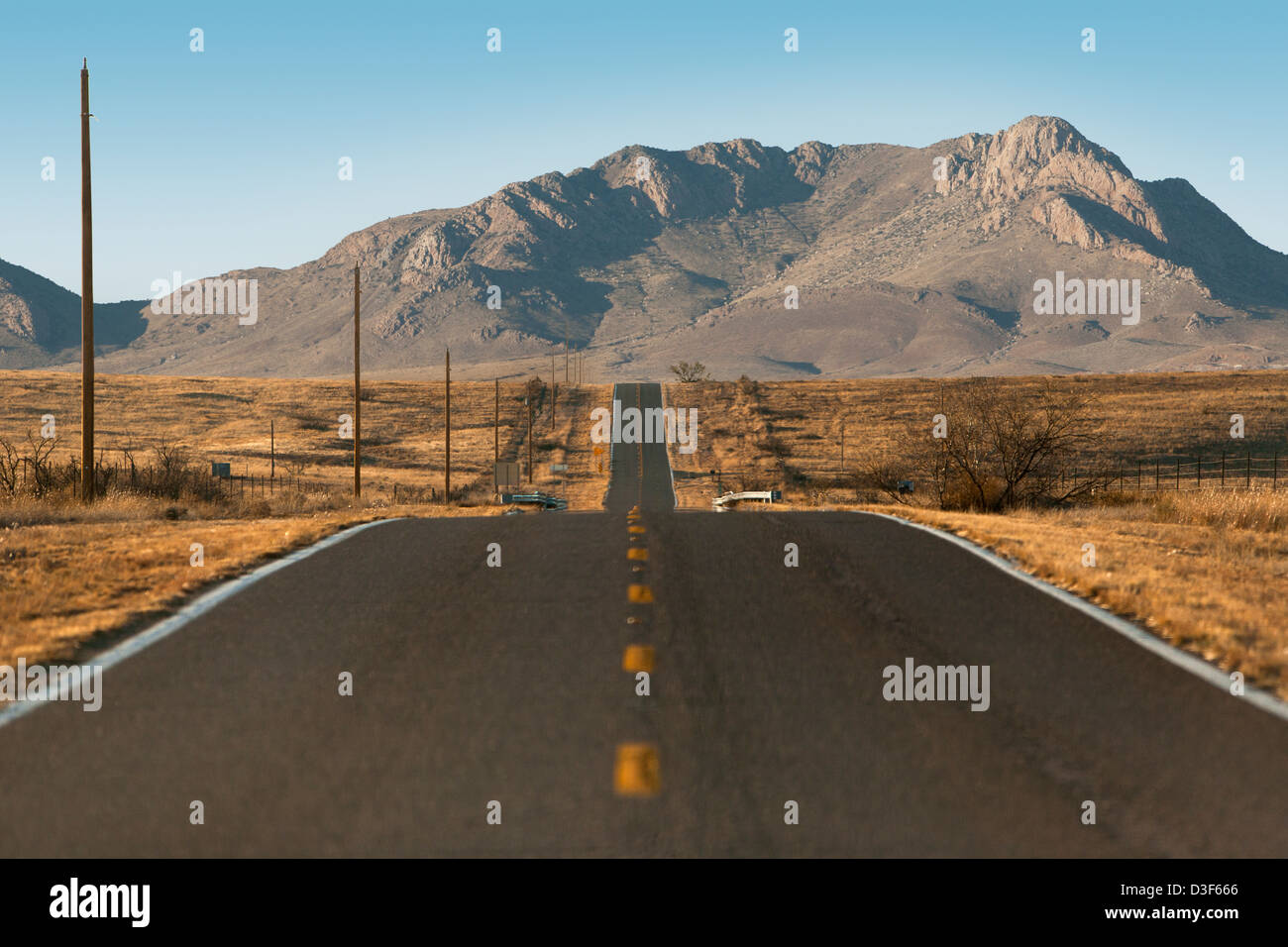 Lunga strada nel deserto nel sud dell'Arizona. Foto Stock