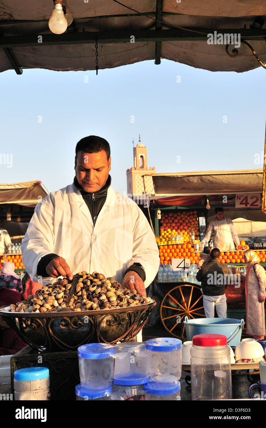 Cibo di strada di vendita del fornitore lumache al vapore,a Piazza Jemaa El Fna, la famosa piazza di Marrakech, Marocco Foto Stock