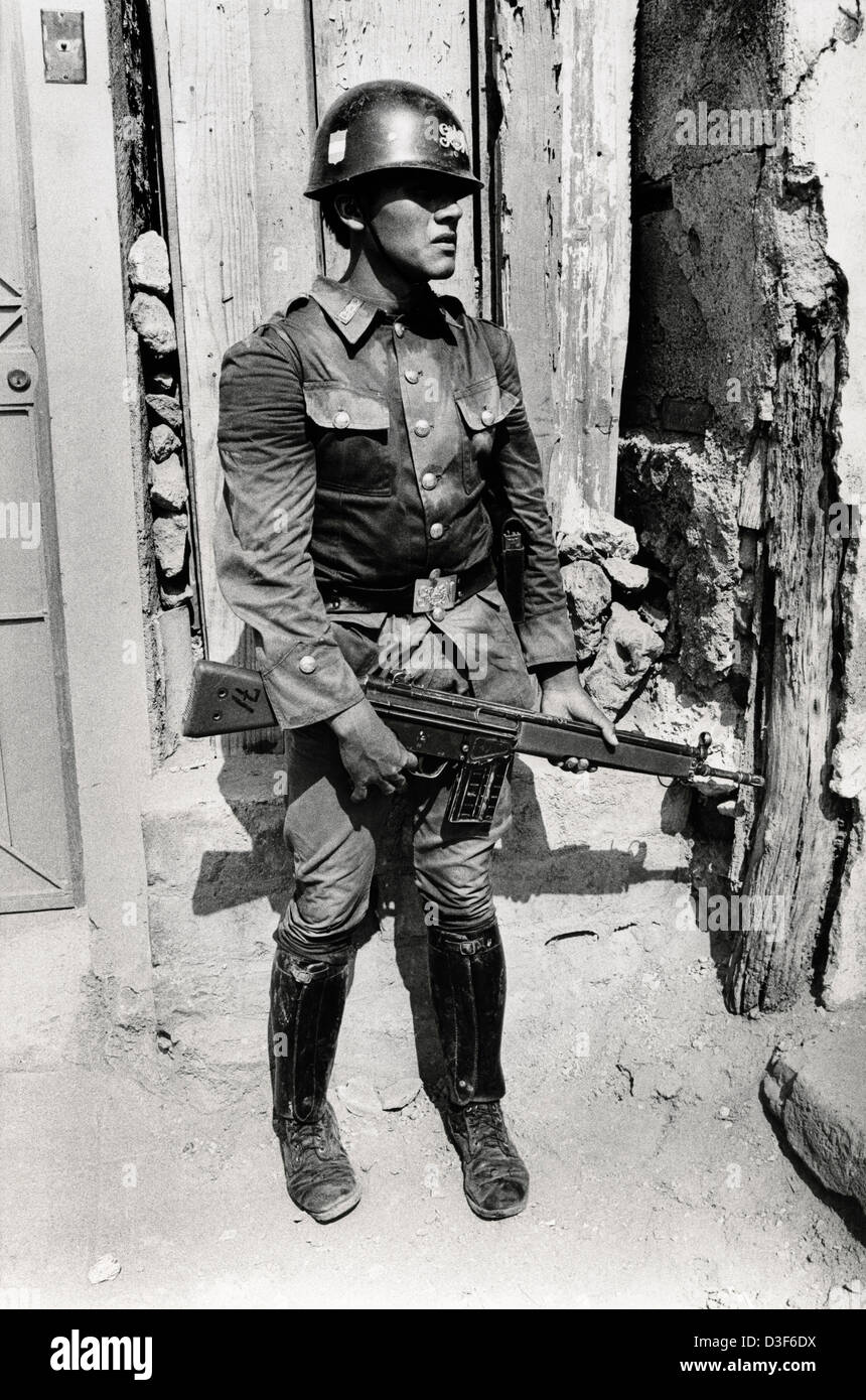 SAN SALVADOR EL SALVADOR, Marzo 1982: National Guardsman dopo un firefight con forze di guerriglia in Cuscatancingo barrio. Foto Stock