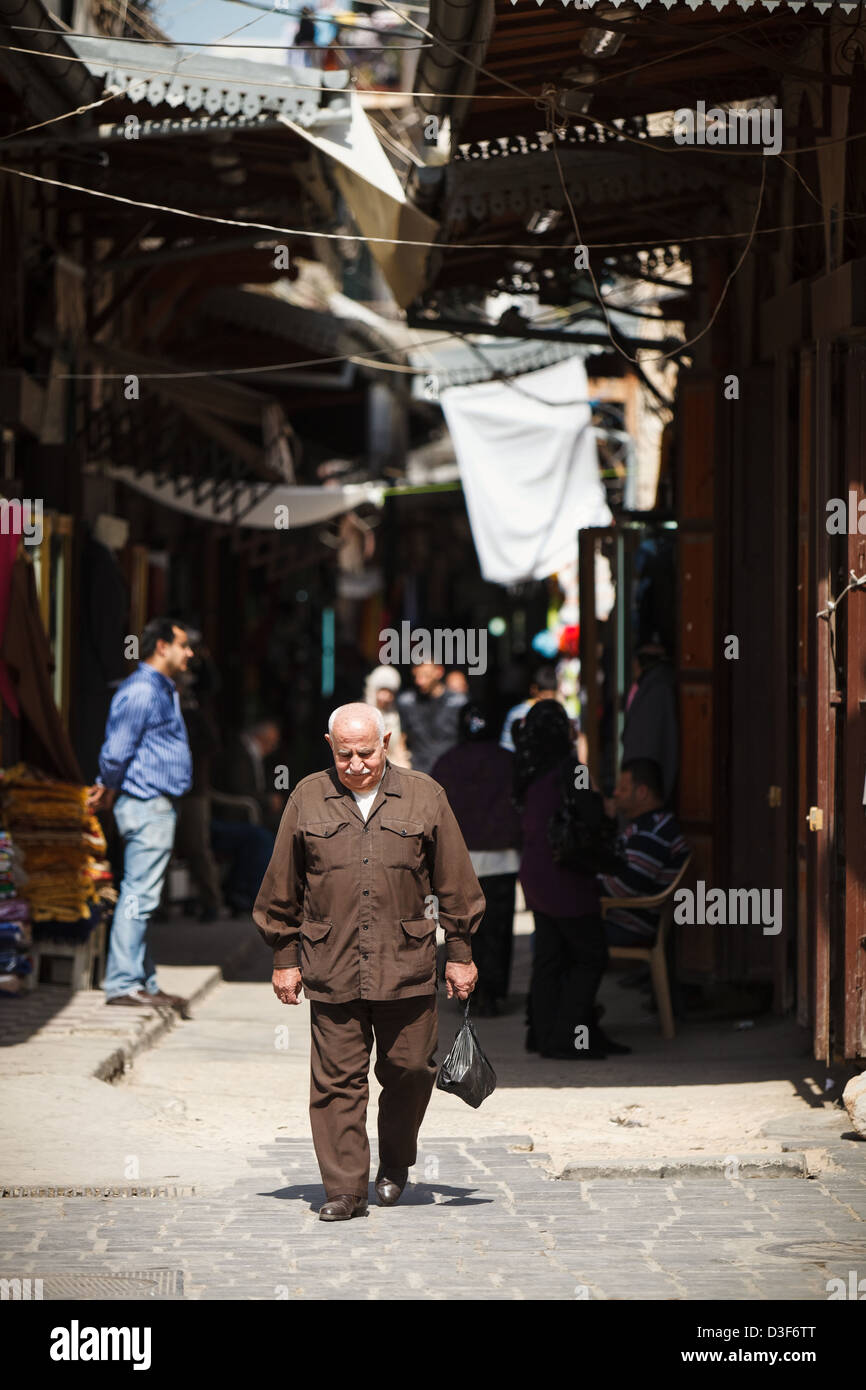 All'interno del soukh (mercato) nella parte vecchia della città di Tripoli a nord del Libano vicino alla frontiera siriana. Foto Stock