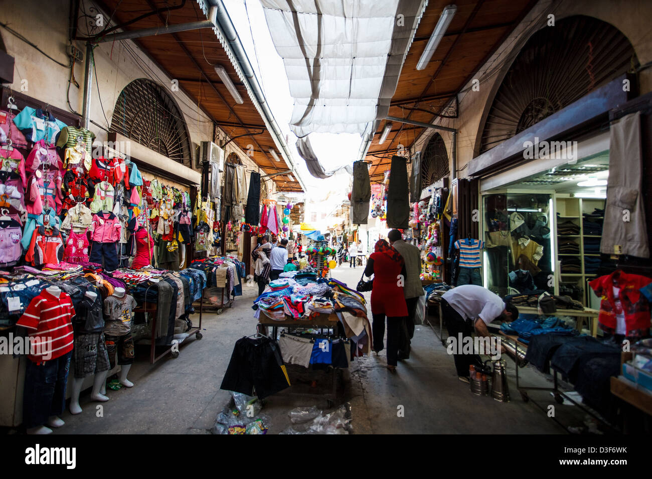 All'interno del soukh (mercato) nella parte vecchia della città di Tripoli a nord del Libano vicino alla frontiera siriana. Foto Stock