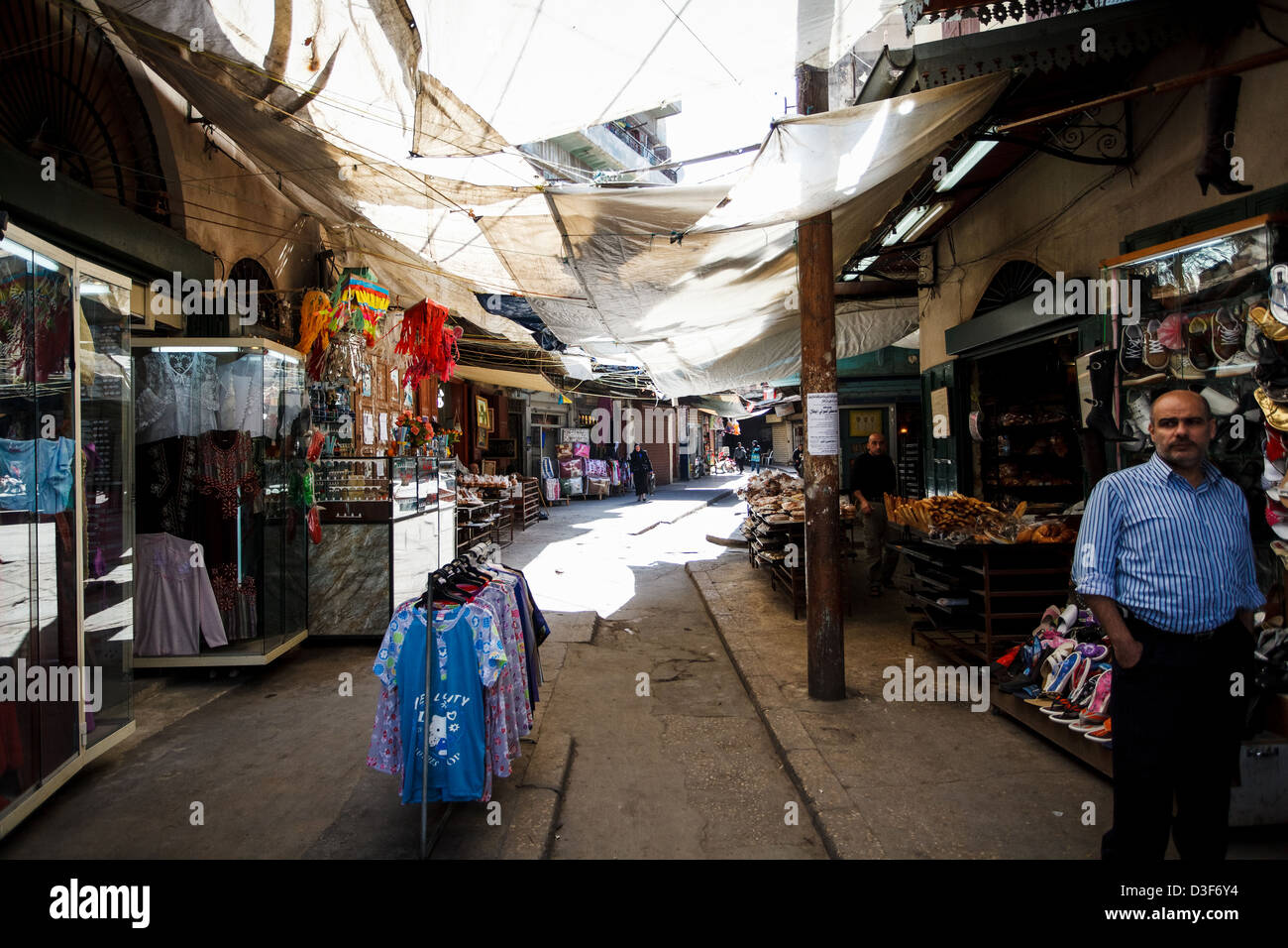 All'interno del soukh (mercato) nella parte vecchia della città di Tripoli a nord del Libano vicino alla frontiera siriana. Foto Stock