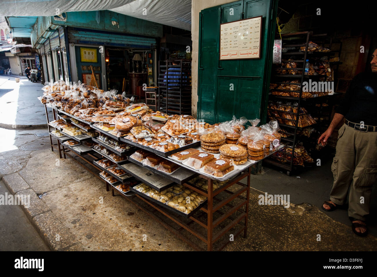 All'interno del soukh (mercato) nella parte vecchia della città di Tripoli a nord del Libano vicino alla frontiera siriana. Foto Stock