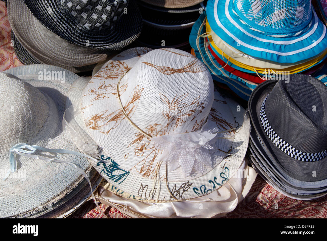 Hat Shop in Goa India visualizzazione di diversi tipi di cappelli rotondi  Foto stock - Alamy