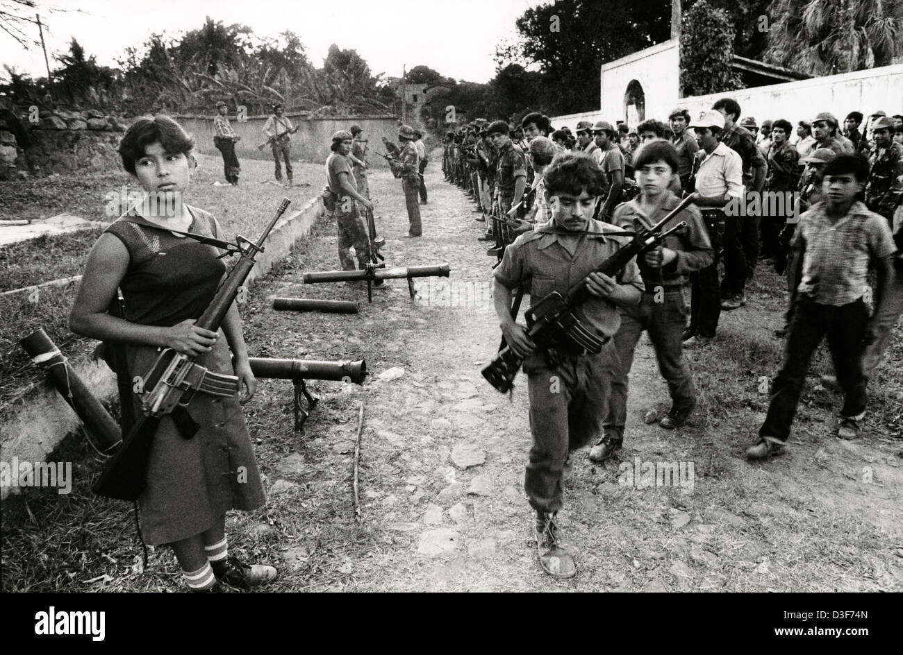 TENANCINGO, EL SALVADOR, FEB 1984: - all'interno del FPL Guerilla's zone di controllo - alcuni dei 1.000 guerriglieri che erano state raccolte in preparazione per un offensiva di guerriglia, a meno di 40 miglia dalla capitale, cadono fuori dopo la sfilata. Foto di Mike Goldwater Foto Stock