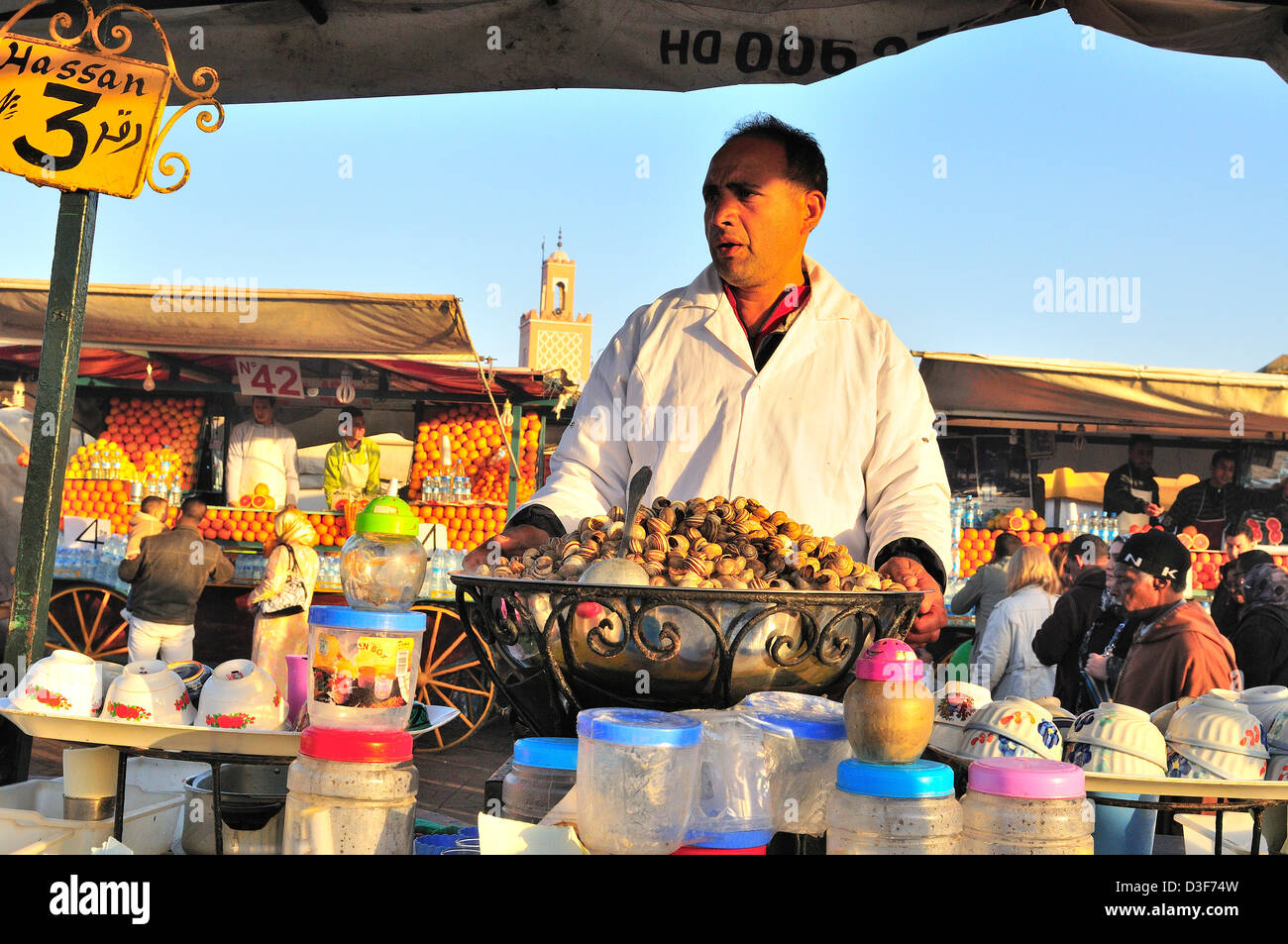 Venditore di cibo di strada che vende lumache fumanti nella piazza Jemaa el fna di fama mondiale Marrakech, Marocco Foto Stock