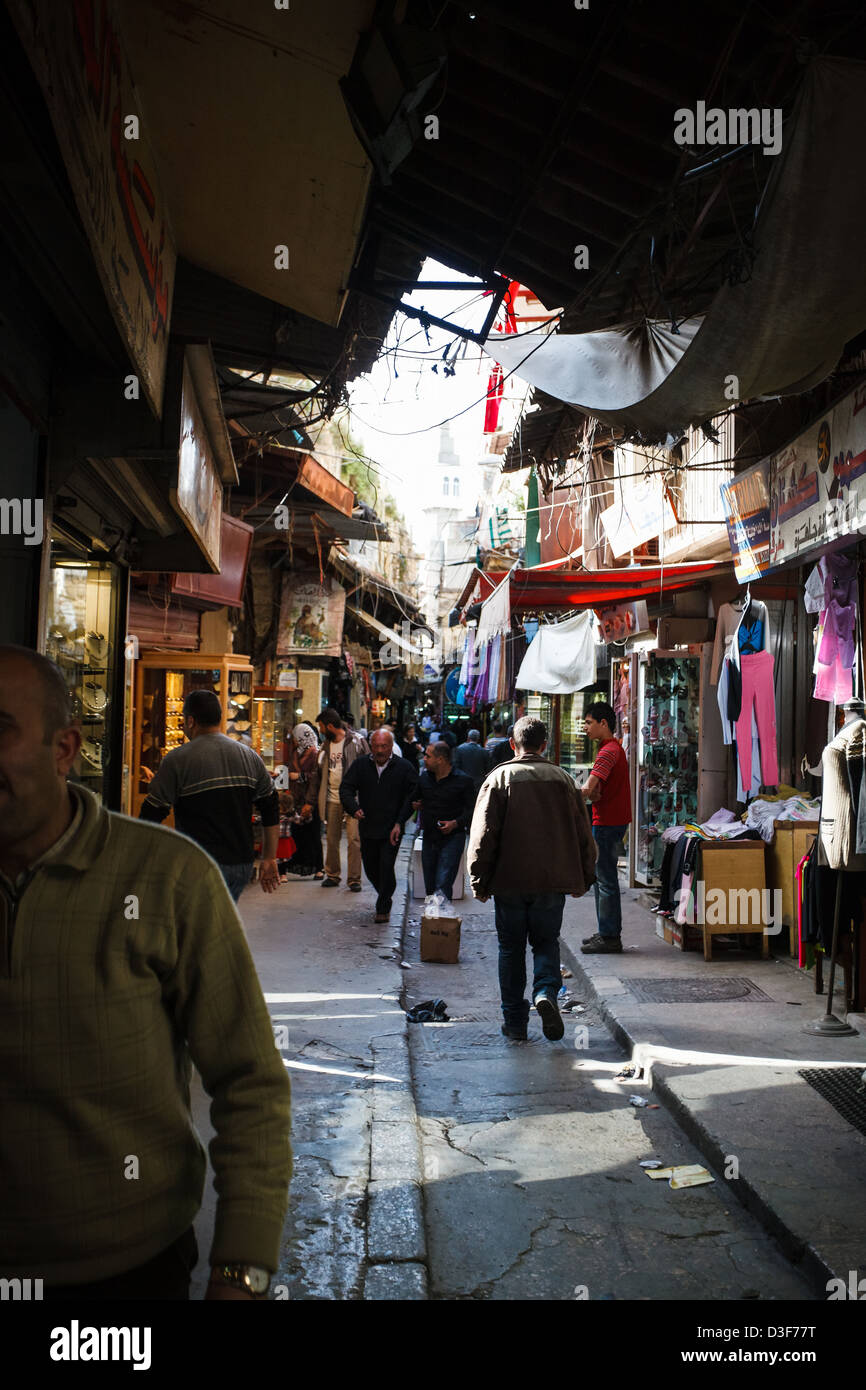 All'interno del soukh (mercato) nella parte vecchia della città di Tripoli a nord del Libano vicino alla frontiera siriana. Foto Stock