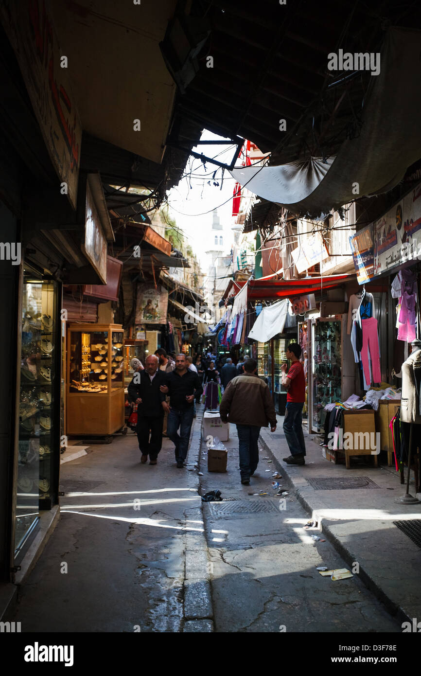 All'interno del soukh (mercato) nella parte vecchia della città di Tripoli a nord del Libano vicino alla frontiera siriana. Foto Stock