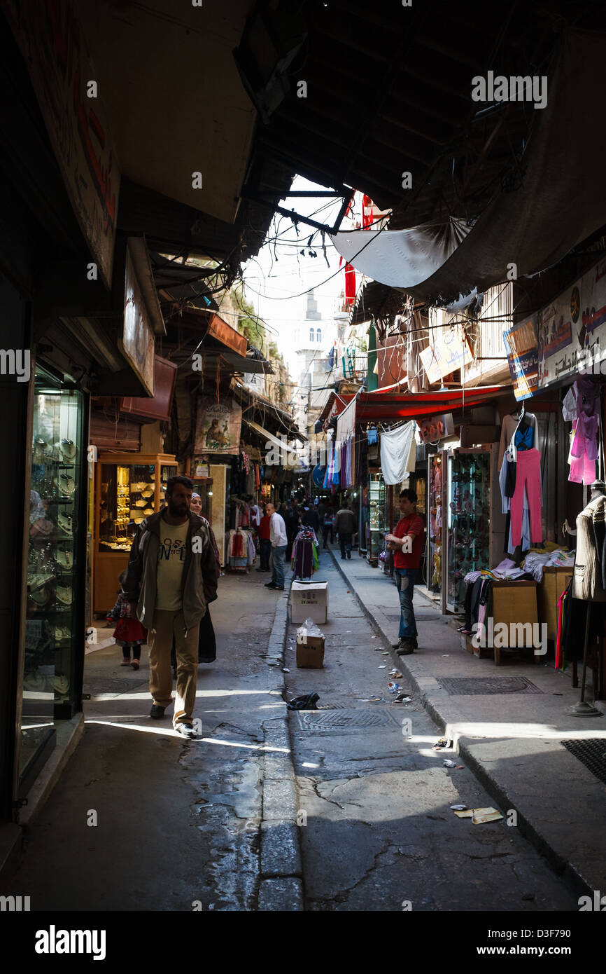 All'interno del soukh (mercato) nella parte vecchia della città di Tripoli a nord del Libano vicino alla frontiera siriana. Foto Stock