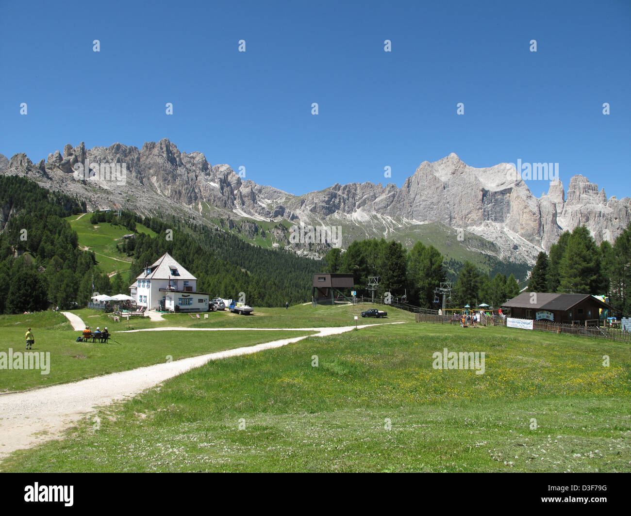 Vista panoramica del Ciampedie piano (Campo di Dio), e il Ciampedie Rifugi di montagna, Dolomiti a Vigo di Fassa in Trentino Alto Adige, Italia Foto Stock