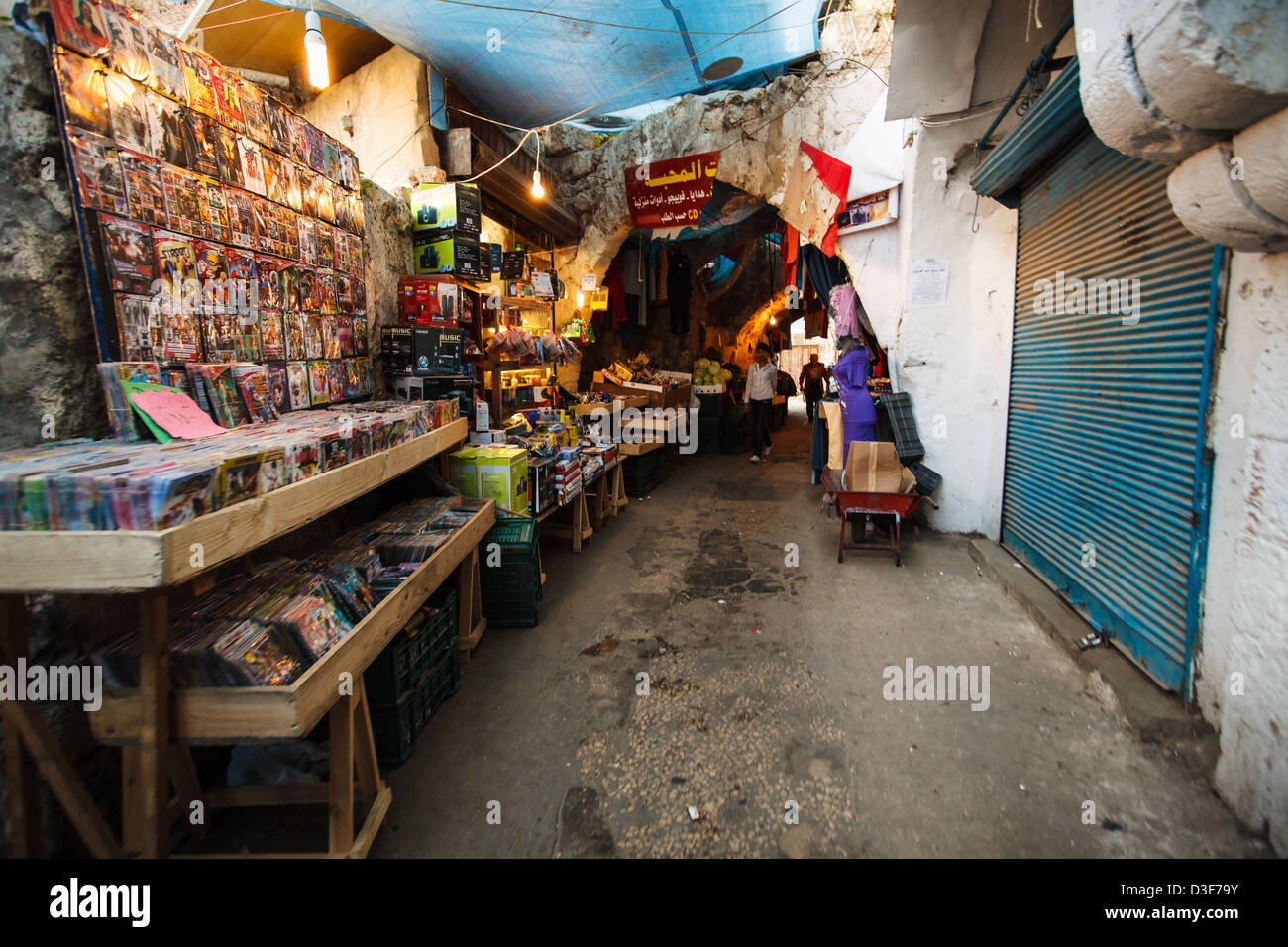 All'interno del soukh (mercato) nella parte vecchia della città di Tripoli a nord del Libano vicino alla frontiera siriana. Foto Stock