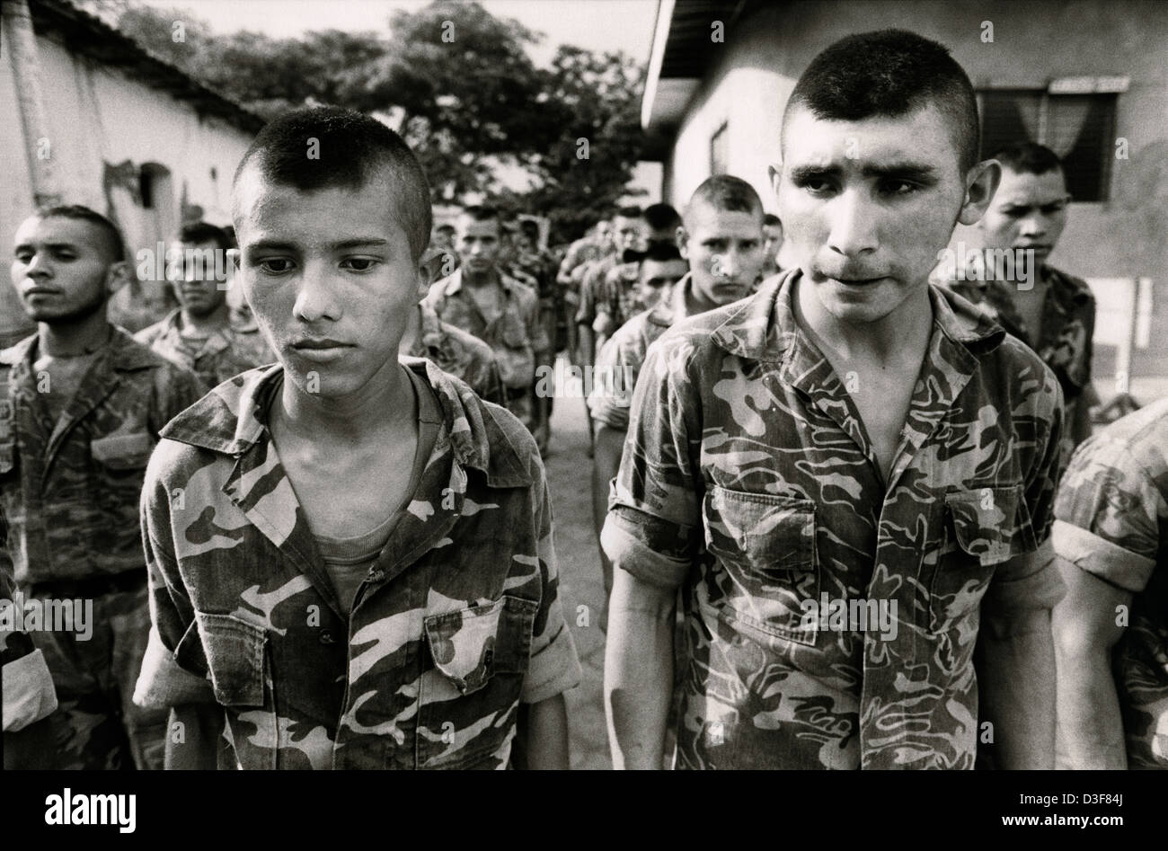 GOTERA, MORAZAN PROVINCIA EL SALVADOR MAGGIO 1986: Nuova linea i coscritti fino per la parata durante la formazione a Gotera. Alcune sono state premere-raggruppato. Foto Stock