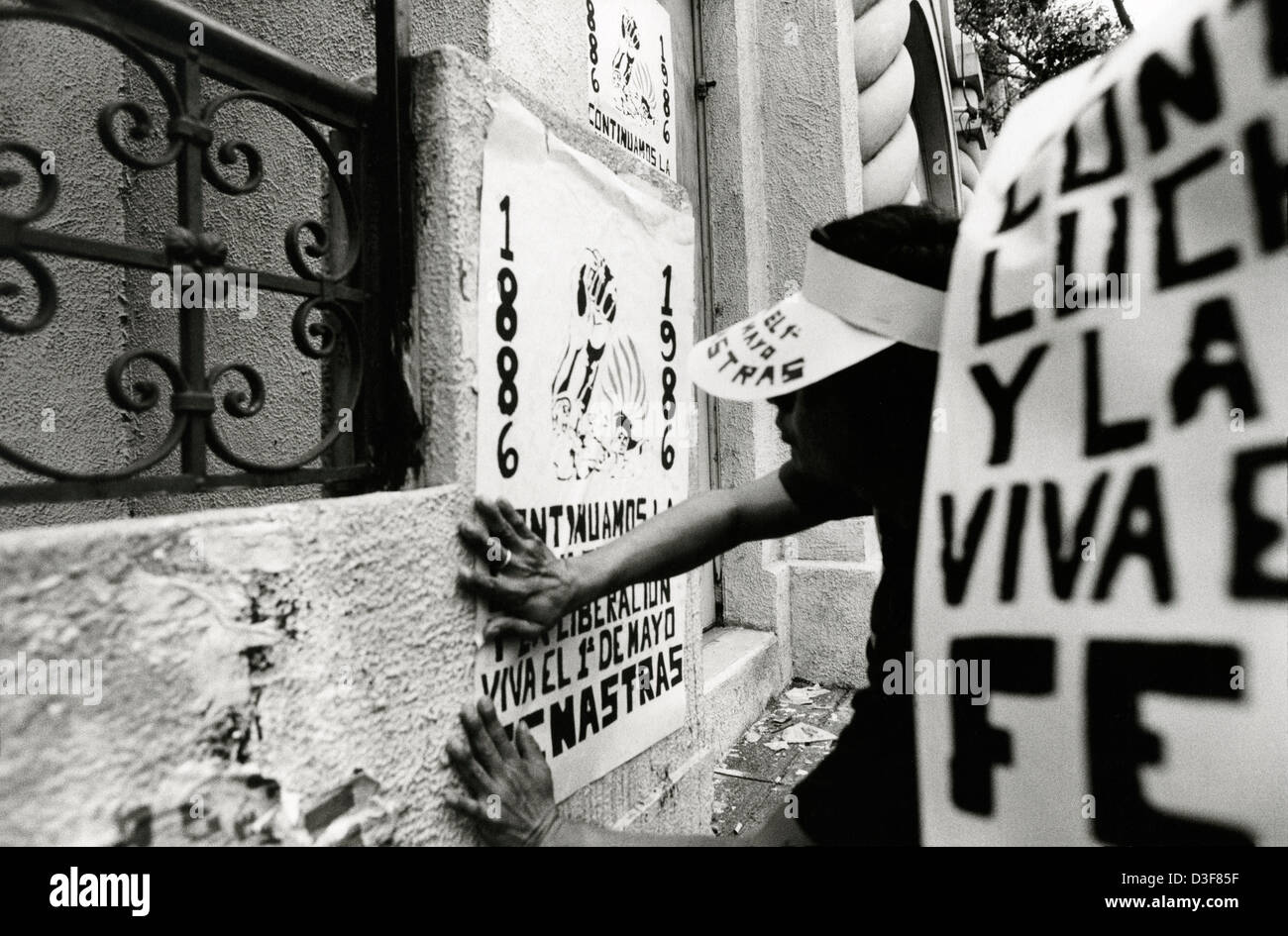 SAN SALVADOR EL SALVADOR, Maggio 1986: Fly-posting durante il giorno di maggio marzo a San Salvador. Foto Stock