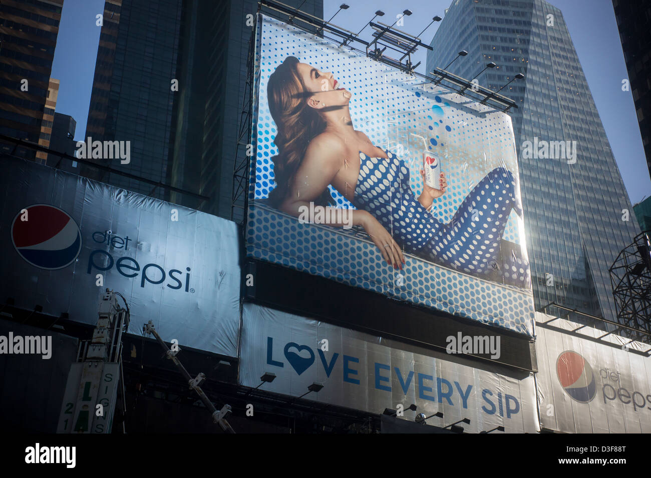 I cartelloni per la Dieta Pepsi con l'attrice Sofia Vergara, sono visto sopra il traffico su Broadway in Times Square a New York Foto Stock