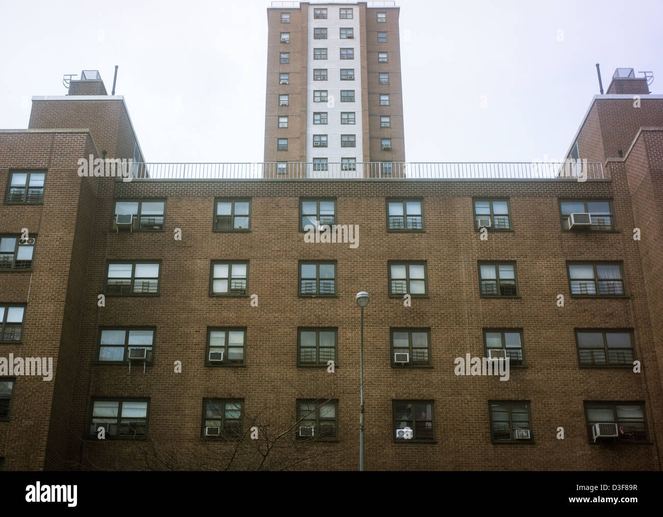 La massiccia NYCHA Fulton complesso di case di appartamenti nel quartiere di Chelsea di New York Foto Stock