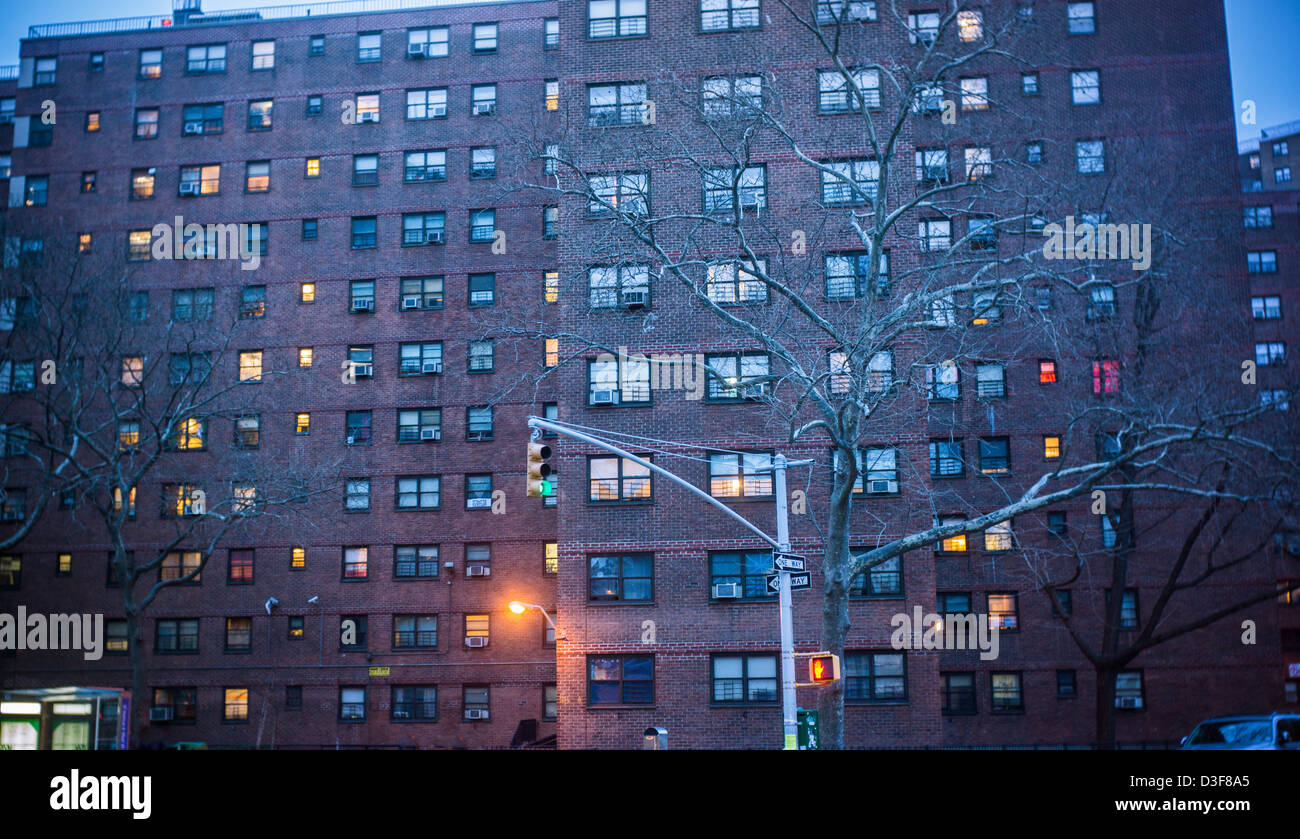 La massiccia NYCHA Elliot complesso di case di appartamenti nel quartiere di Chelsea di New York Foto Stock