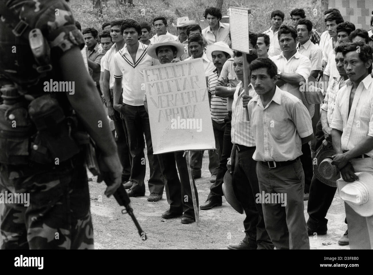Gerusalemme, LA PAZ, EL SALVADOR, Maggio 1986: presso la città di Gerusalemme, La Paz l esercito raccoglie gli uomini insieme per arruolarli in un mititia-basato "Pattuglia civile". Foto Stock