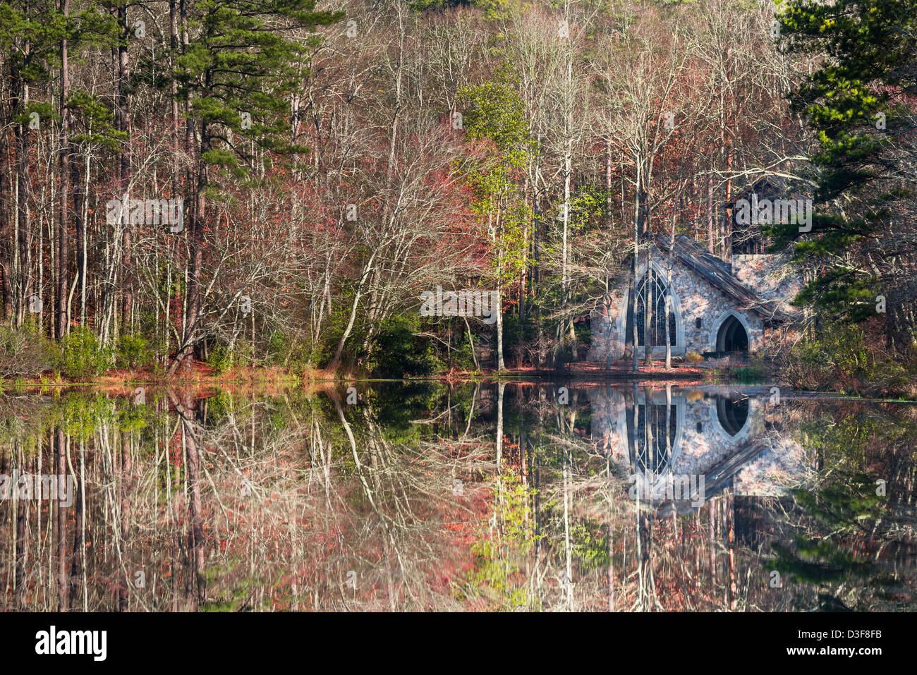 Il Ida Cason Memorial Chapel a Callaway Gardens, pino di montagna, Georgia, proietta la sua riflessione nel lago di fronte ad esso. Foto Stock