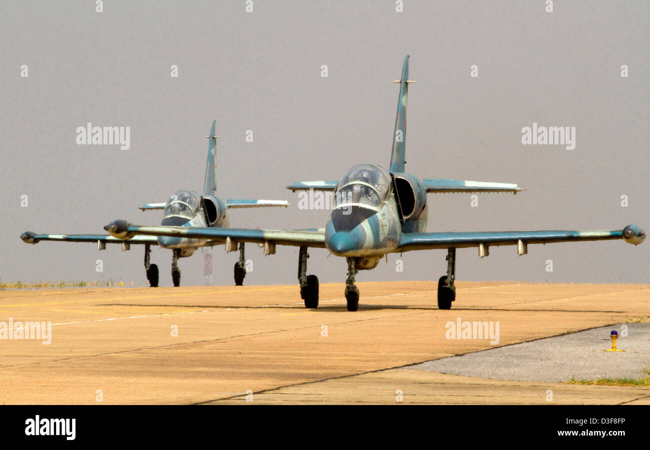 Due Royal Thai Air Force L-39 Albatross aereo taxi giù la pista durante il Cobra esercizi oro Febbraio 11, 2013 in corrispondenza di una ala Royal Thai Air Force Base, Nakhon Ratchasima, Thailandia. durante il Cobra Gold 2013. Cobra Gold è un annuale esercizio militare con gli Stati Uniti e il Regno di Thailandia per aumentare la prontezza nella regione Asia-Pacifico. Foto Stock