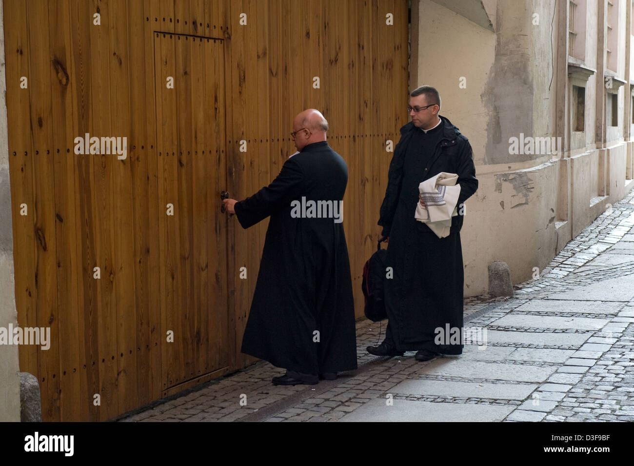 Wroclaw (Breslavia), Polonia, due sacerdoti cattolici a Wroclaw la Città Vecchia Foto Stock