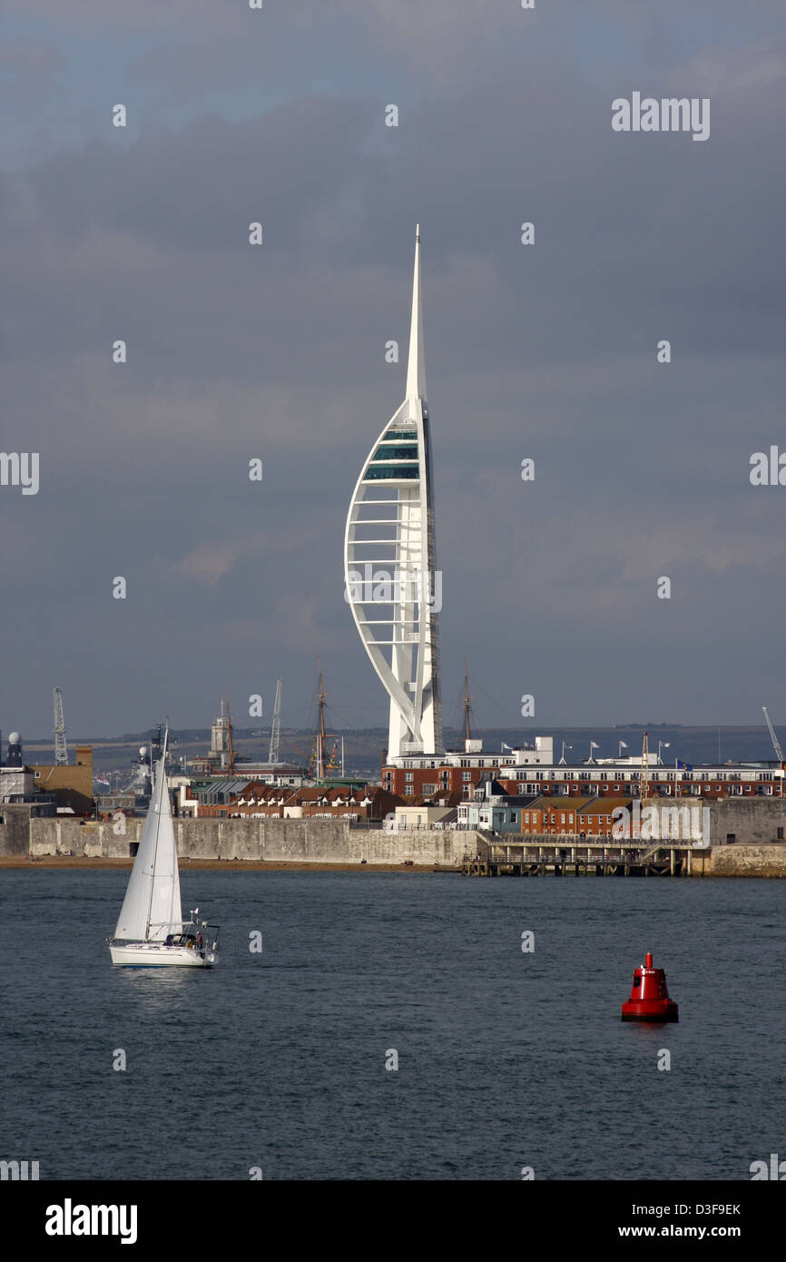 Portsmouth Historic Dockyard con la Spinnaker Tower come visto dal traghetto per l'Isola di Wight Foto Stock