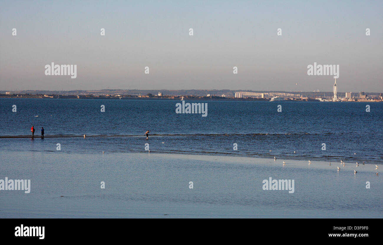 La vista dalla collina Puckpool sull'Isola di Wight in tutta a Portsmouth e Hampshire Foto Stock