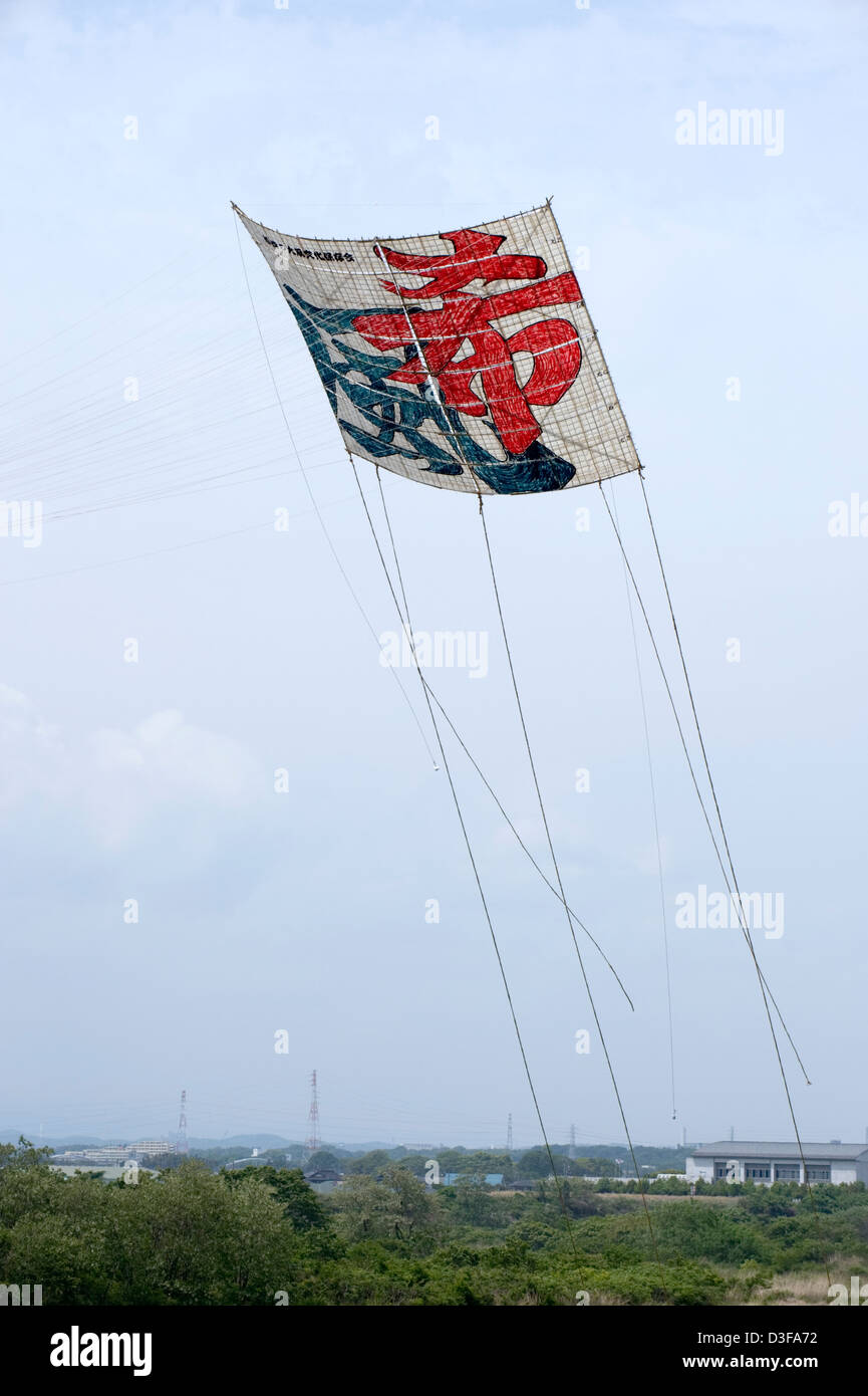 Carta gigante di bambù e kite del peso di 950 chili, misura 15 metri quadrati di vele nel vento a Sagami Odako Matsuri Kite Festival Foto Stock