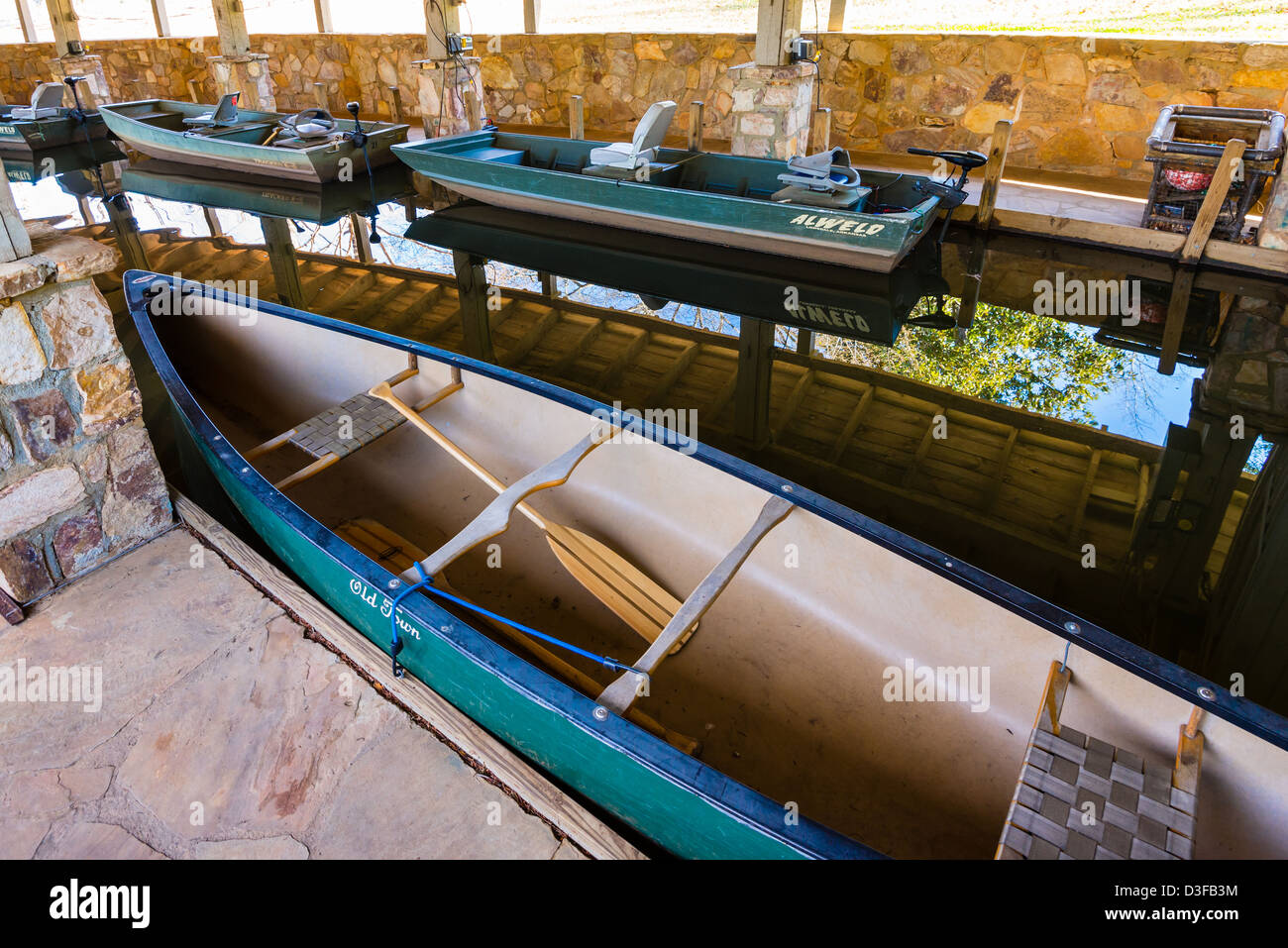 Un dock coperta ospita la pesca barche e canoe per la ricreazione a Callaway Gardens, pino di montagna, Georgia Foto Stock