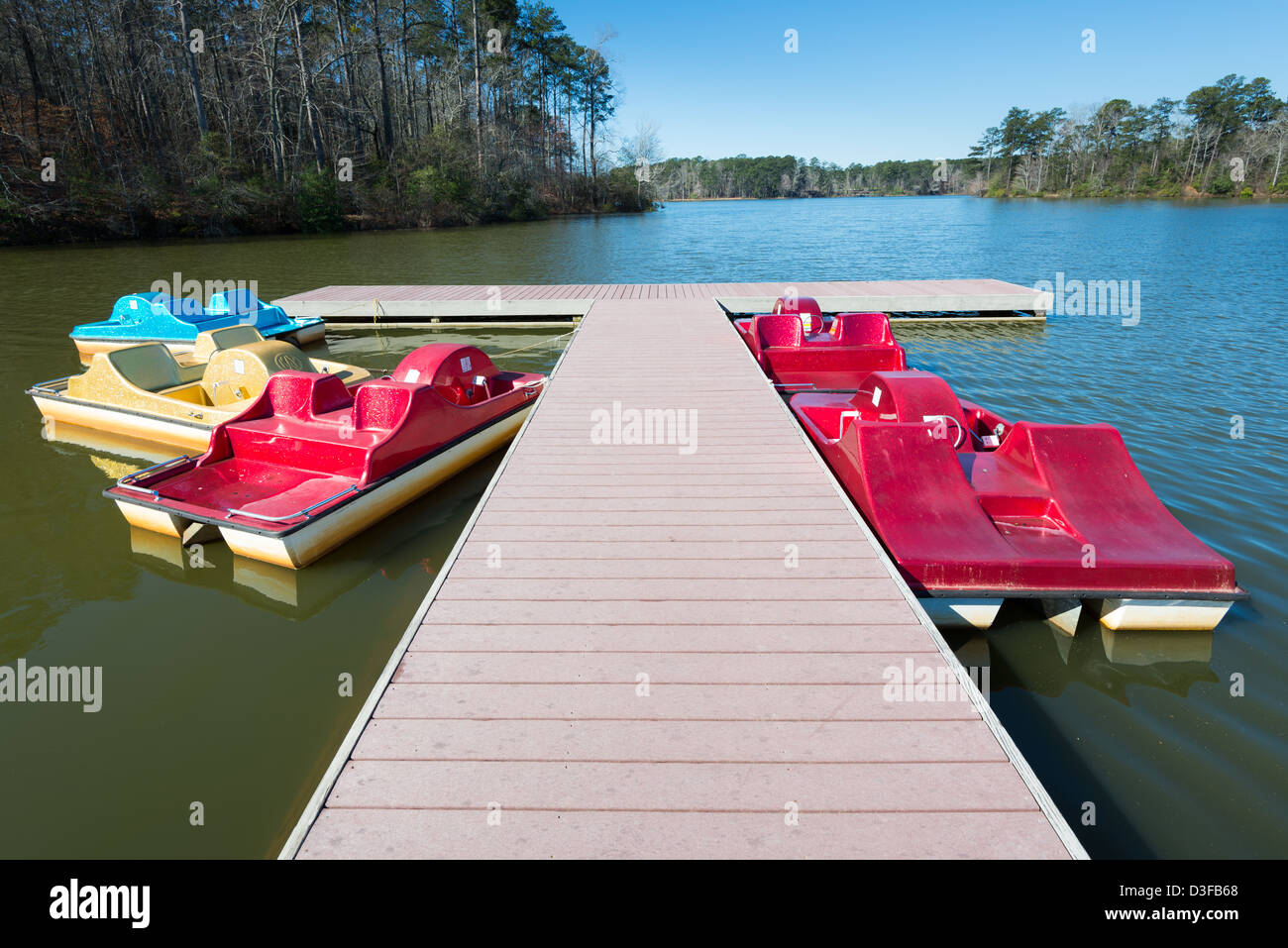 Barche a remi agganciato al dock disponibili per affitto a Callaway Gardens, pino di montagna, Georgia Foto Stock