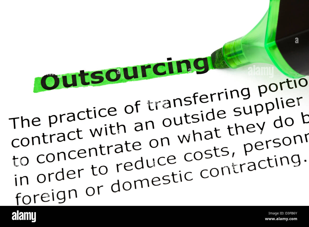 Definizione della parola Outsourcing, evidenziato in verde con pennarello. Foto Stock