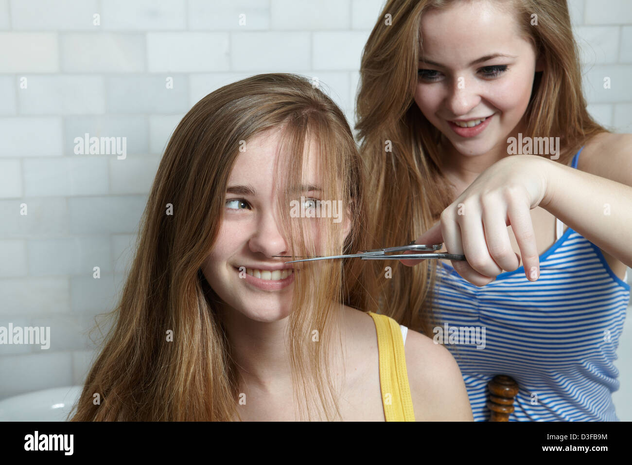 Teen sorelle il taglio di capelli Foto Stock