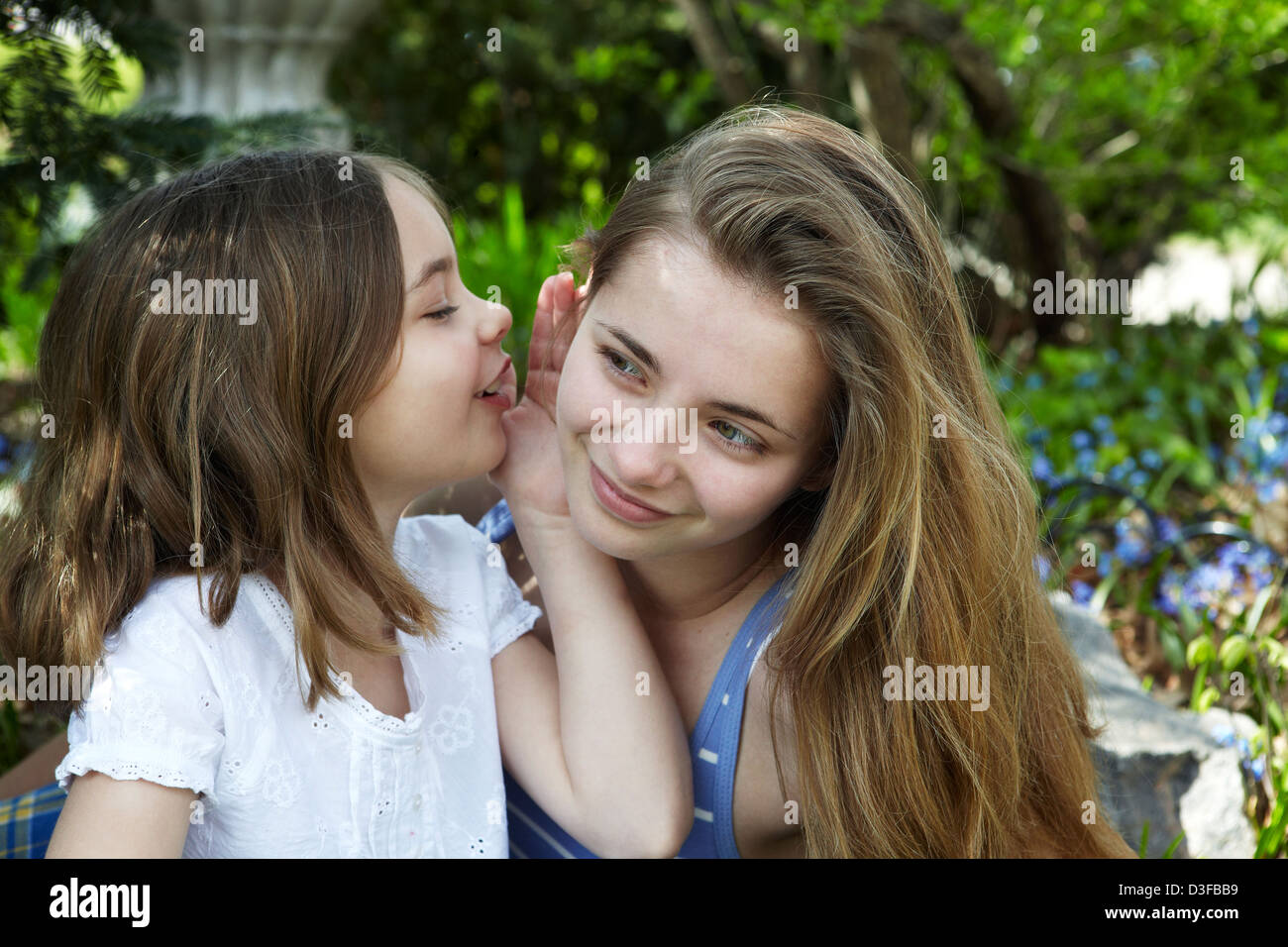 Sorelle whispering segreti Foto Stock