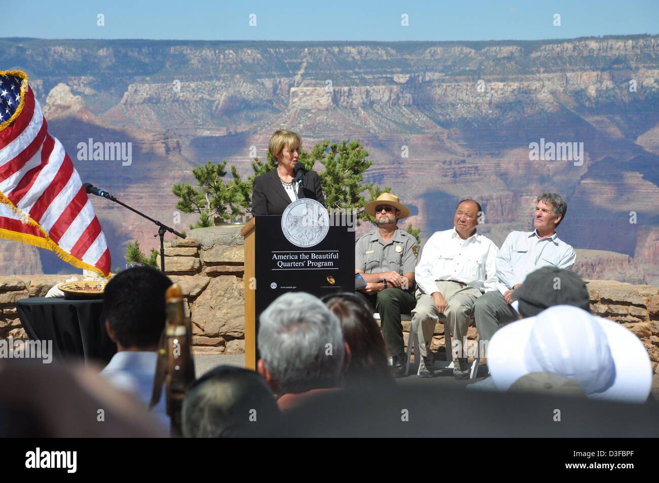 Una celebrazione speciale al Grand Canyon National Park ha segnato il lancio di una moneta commemorativa da un quarto di dollaro. L'evento ha caratterizzato discussioni numismatiche e ha evidenziato le caratteristiche iconiche del parco. Foto Stock