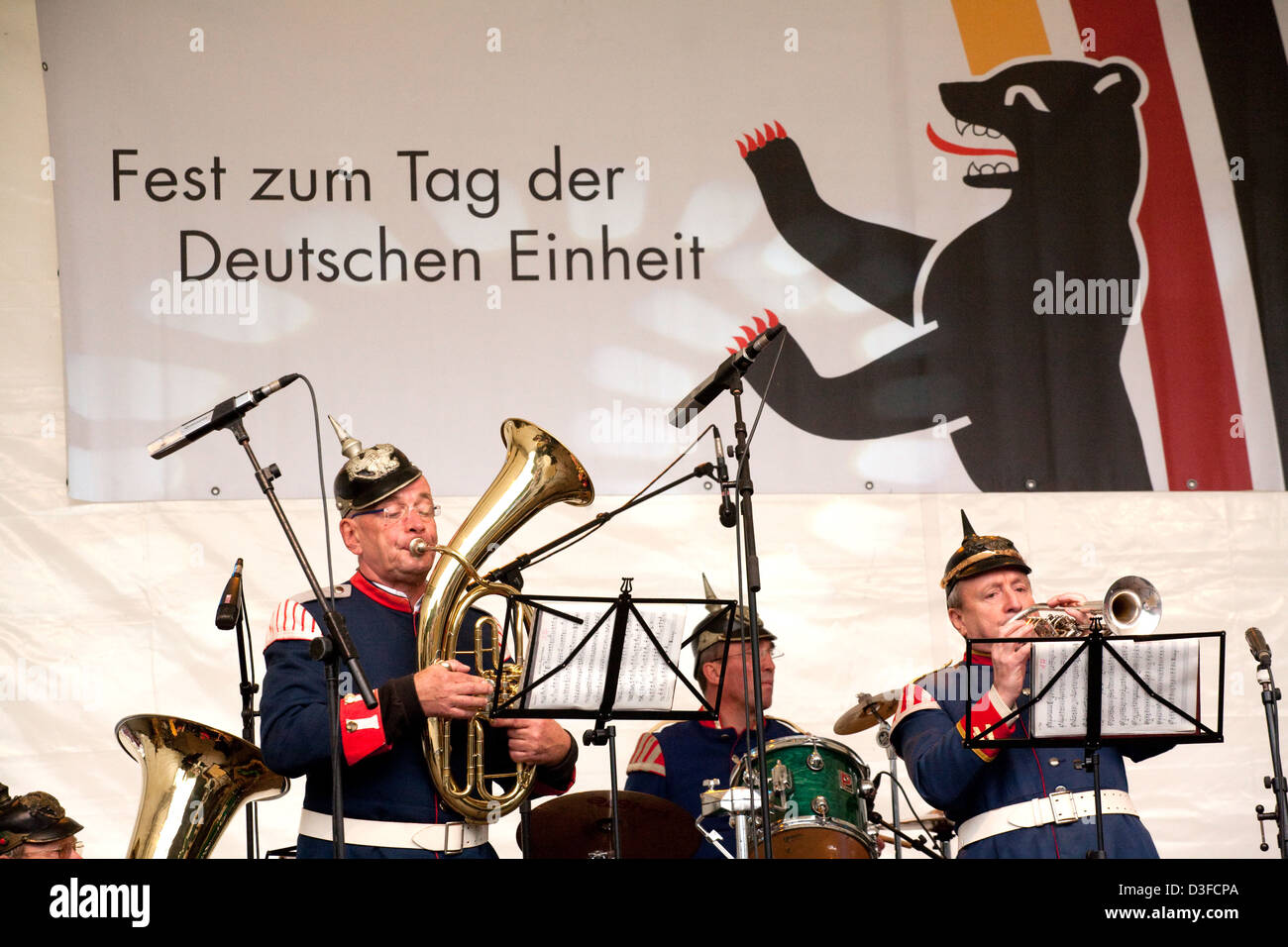 Berlino, Germania, con divisa storica musicisti suonano per unità tedesca giorno Foto Stock