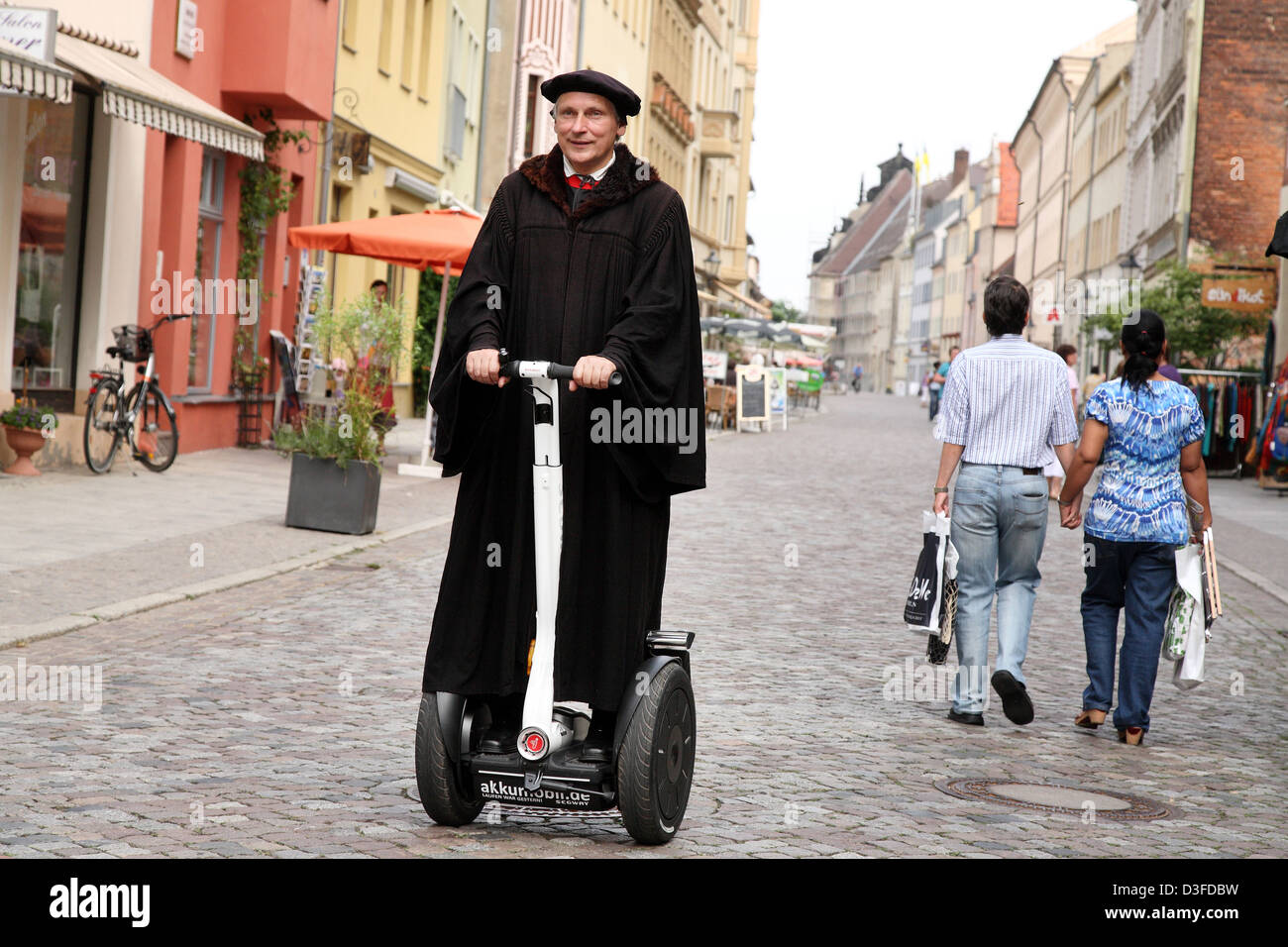 Wittenberg, Germania, Lutero Starring Bernhard Naumann con un Segway Foto Stock