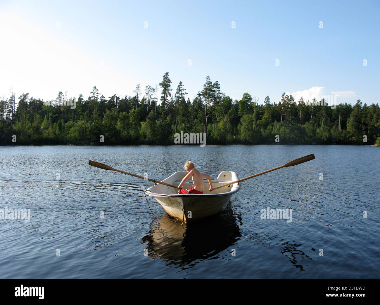 Karlskrona, Svezia, un bambino in una barca a remi Foto Stock