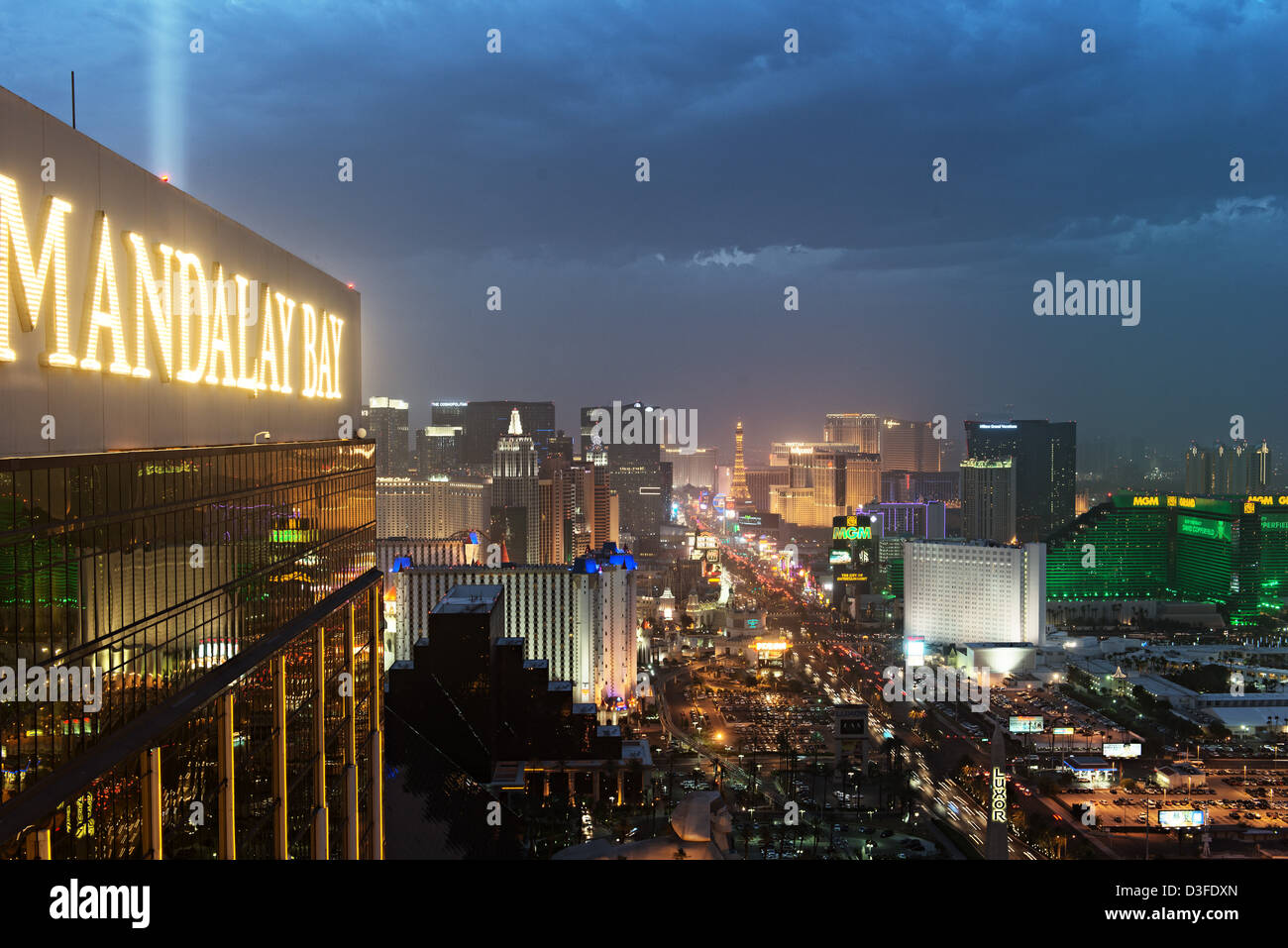 Las Vegas Skyline e la striscia è vista dalla parte superiore del Mandalay Bay Hotel e casinon, Las Vegas, Nevada, STATI UNITI D'AMERICA Foto Stock