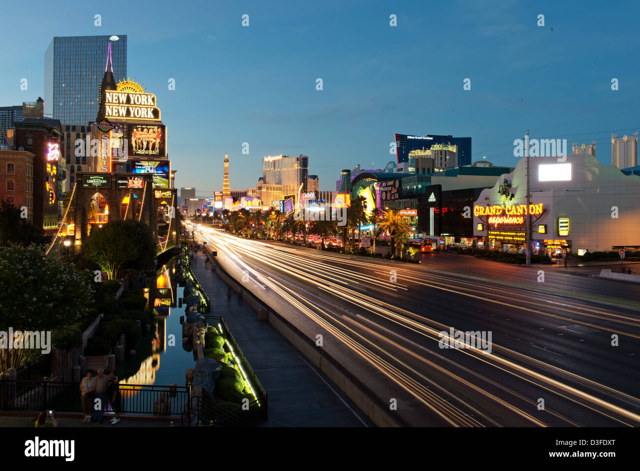 Ora di punta il traffico sulla Strip di Las Vegas all'ora blu, Nevada, STATI UNITI D'AMERICA Foto Stock