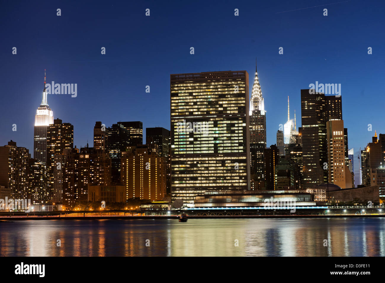 Lo skyline di New York da Gantry Plaza stato parco passeggiata di notte Foto Stock