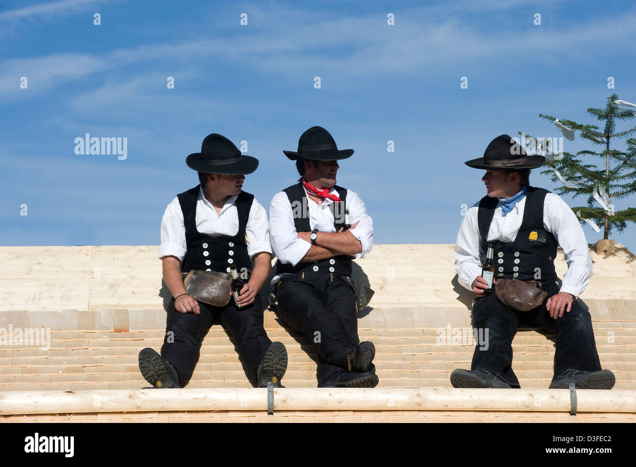 San Märgen, Germania, falegnami di sedersi con una birra su un tetto Foto Stock