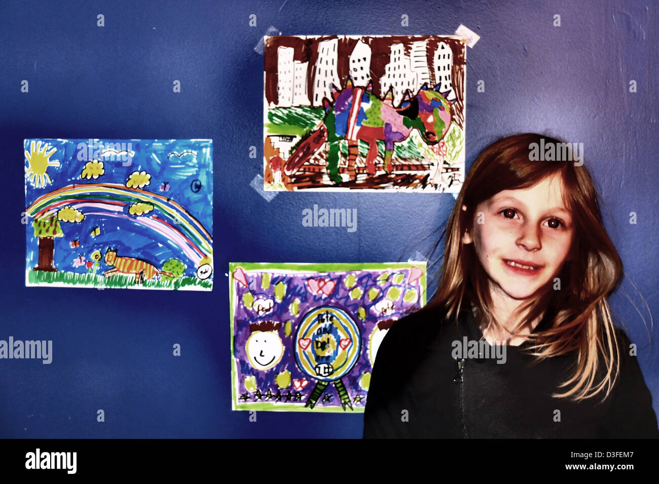Una piccola ragazza con le sue opere visualizzate Foto Stock