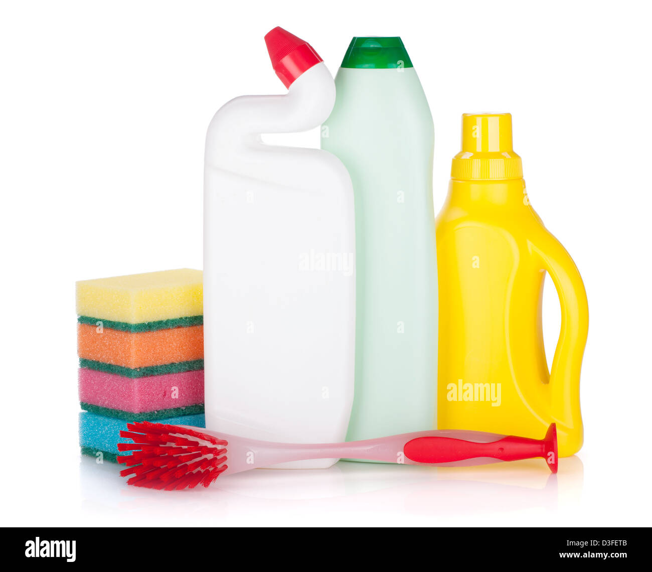 Le bottiglie di plastica di prodotti di pulizia e spugne e spazzola. Isolato su sfondo bianco Foto Stock