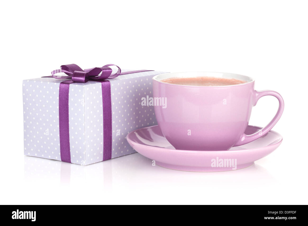 Viola tazza di caffè e confezione regalo con fiocco. Isolato su sfondo bianco Foto Stock